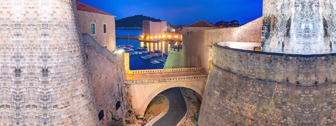Trip Fun und Action Stadt Urlaub - Dubrovnik - Einen Wahnsinns Panoramablick hat man von Dubrovniks Hausberg Srd. Empor geht’s ganz easy und entspannt, minutenschnell mit der Luftseilbahn. Für begeisterte GOT-Fans empfiehlt sich die speziell geführte Game-of-Thrones-Tour zu den bekanntesten Drehorten und Schauplätzen der erfolgreichen Kultserie, der Eiserne Thron ist auf der kleinen idyllischen Insel Lokrum zu bestaunen. Die beliebtesten Orte für Dubrovnik Ferien, locken mit besten Angebote für Hotels und Ferienunterkünfte mit Werbeaktionen, Rabatten, Sonderangebote für Dubrovnik Urlaub buchen. Reisedaten eingeben und Hotel Flug Mietwagen Attraktionen Taxis für eine Dubrovnik Reise flexibel buchen. Sollten sich die Pläne ändern, sind viele der Unterkünfte und Zimmer in Dubrovnik kostenfrei stornierbar.