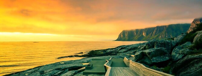 Trip Fun und Action Reiseland Norwegen – Schwindelfrei auf Preikestolen – die spektakuläre Felskanzel erhebt sich als steile Plateauklippe über dem Lysefjord. Die Aussicht über den Fjord ist atemberaubend, schwindelfrei sein ist Voraussetzung. Es lohnt sich auf jeden Fall, schon mitten in der Nacht aufzustehen, um den magischen Moment des überwältigend schönen Sonnenaufgangs mitzuerleben, grandios wie sich die ersten Sonnenstrahlen in den steilen Felswänden verfangen und die Bergmauern zum Leuchten bringen. Dieser Augenblick inspiriert zur Demut und Dankbarkeit. Die beliebtesten Orte für Ferien in Norwegen, locken mit besten Angebote für Hotels und Ferienunterkünfte mit Werbeaktionen, Rabatten, Sonderangebote für Norwegen Urlaub buchen.
