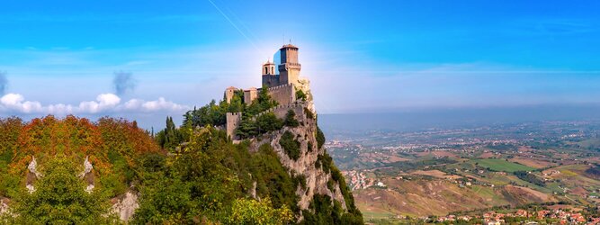 Trip Fun und Action Reiseideen Pauschalreise - San Marino – Hol ihn dir – den heißbegehrten Einreise-Stempel von San Marino. Nimm deinen Reisepass, besuche die örtliche Tourismusbehörde, hier wird die kleine Trophäe in dein Reisedokument gestempelt, es sieht gut aus und ist eine supertolle Urlaubserinnerung. Dieses neue Trendy-Reiselust-Souvenir passt ausgezeichnet zu den anderen außergewöhnlichen Stempeln deiner vergangenen Reisen. San Marino ist ein sehr interessanter Zwergstaat, eine Enklave, vollständig von Italien umgeben, eine der ältesten bestehenden Republiken und eines der reichsten Länder der Welt. Die beliebtesten Orte für Ferien in San Marino, locken mit besten Angebote für Hotels und Ferienunterkünfte mit Werbeaktionen, Rabatten, Sonderangebote für San Marino Urlaub buchen.